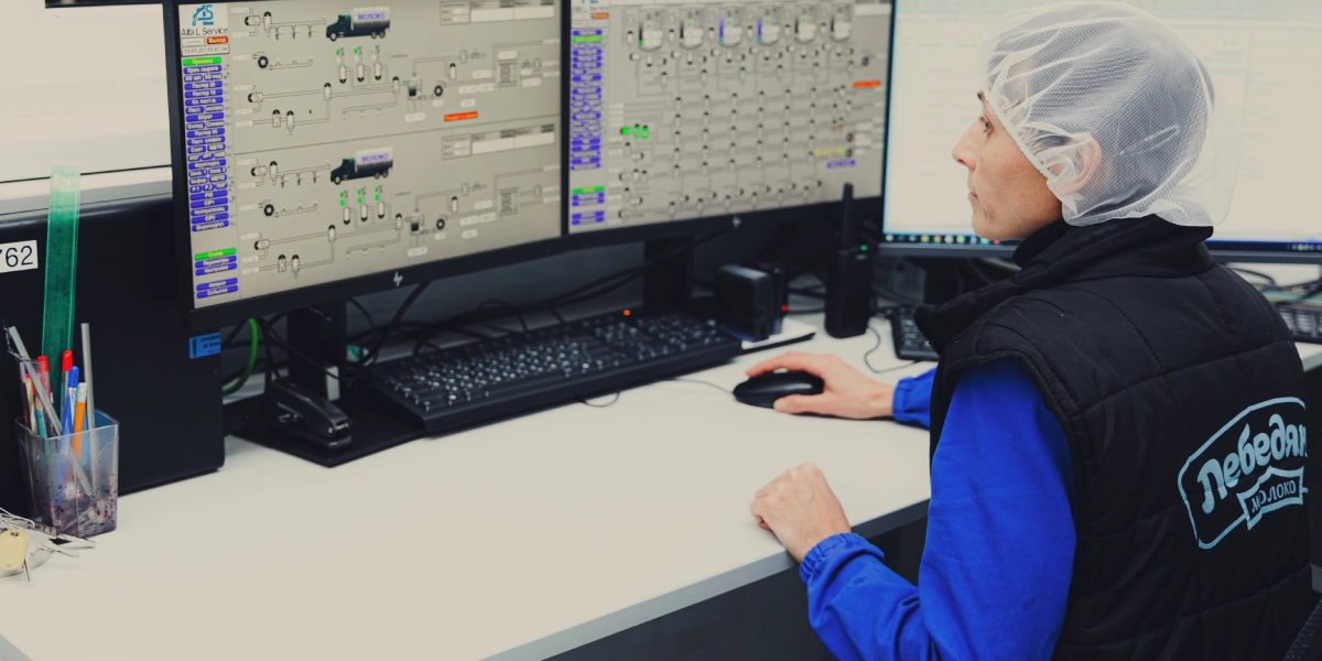 Благодаря огромным инвестициям в 2016 году, сейчас всем производством управляет, можно сказать, искусственный интеллект. На заводе автоматизированы почти все процессы: например, перекачка молока из молоковоза в танк происходит не вручную, а дистанционно. Оператор станции видит на экране, какой танк пустой, и направляет туда молоко