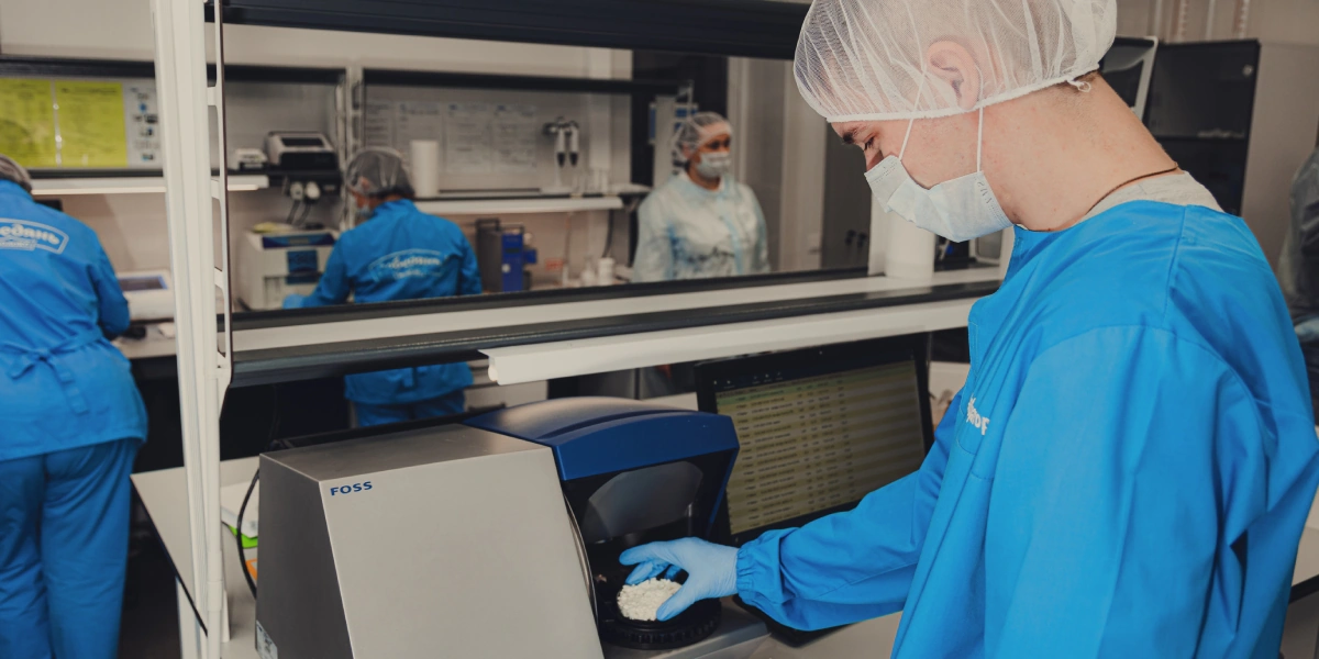 Это лаборатория, где берут анализы, причём не один раз в день. Молоко проверяют сразу, когда оно только приехало, затем после очистки, перед розливом и в готовом виде в упаковке. На фотографии: тестируют готовый творог