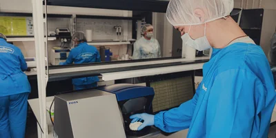 Это лаборатория, где берут анализы, причём не один раз в день. Молоко проверяют сразу, когда оно только приехало, затем после очистки, перед розливом и в готовом виде в упаковке. На фотографии: тестируют готовый творог