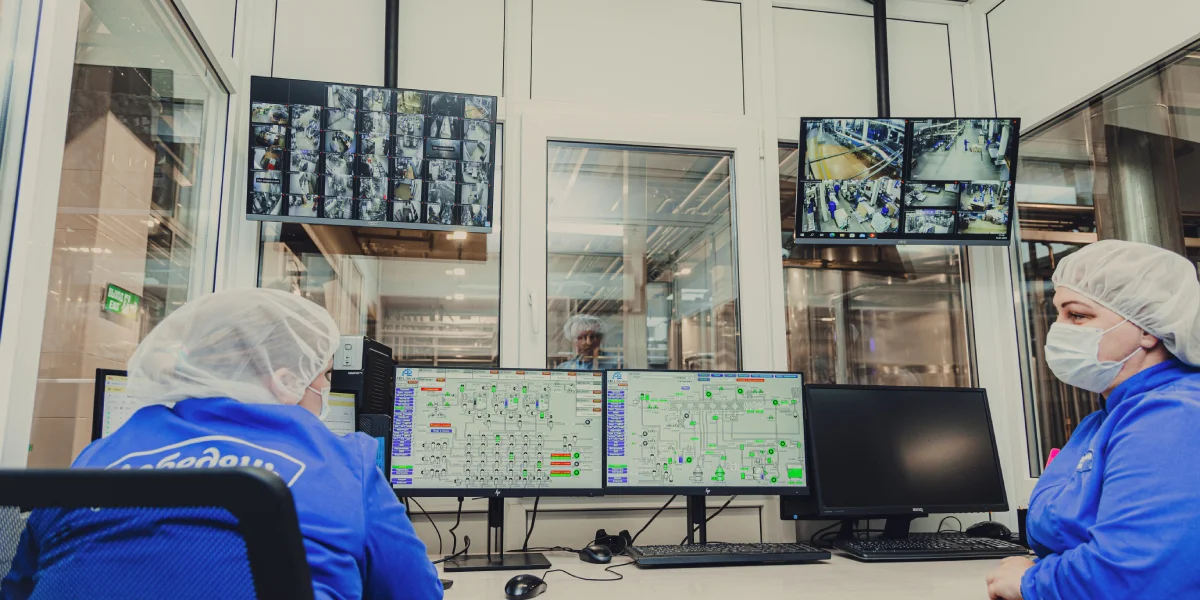 «Здесь у нас пульт управления всеми полётами — наше сердце. Девчонки-аппаратчицы, согласно производственным заданиям, управляют всей технологической частью», — комментирует проводник