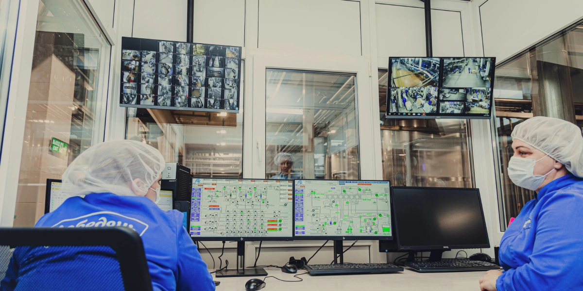 «Здесь у нас пульт управления всеми полётами — наше сердце. Девчонки-аппаратчицы, согласно производственным заданиям, управляют всей технологической частью», — комментирует проводник