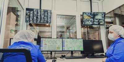 «Здесь у нас пульт управления всеми полётами — наше сердце. Девчонки-аппаратчицы, согласно производственным заданиям, управляют всей технологической частью», — комментирует проводник