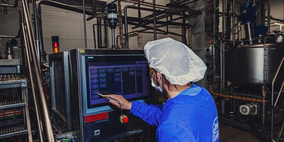 «Мы заказываем оборудование у компании «Альфа Лаваль» — лидера в своём деле. Её основал швед с французской фамилией Густав де Лаваль ещё в начале XX века. Он же изобрёл сепаратор»