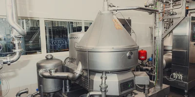 Сепаратор, который разделяет молоко и сливки