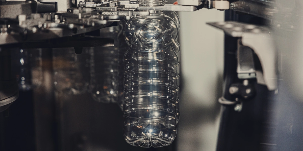 За несколько секунд преформа приобретает форму и становится бутылкой