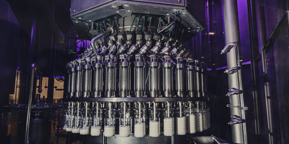 Бутылку наполняют молоком