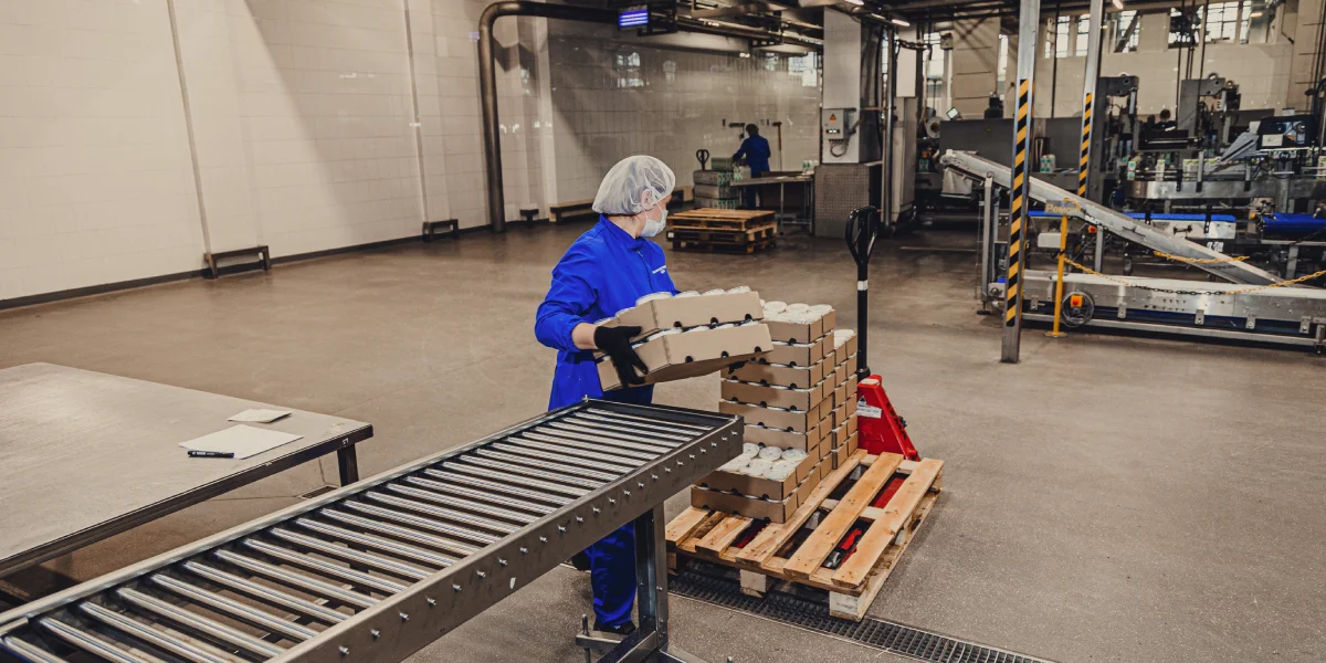 Готовый продукт забирают с конвейера и везут на склад