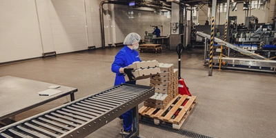 Готовый продукт забирают с конвейера и везут на склад