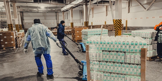 Готовый продукт забирают с конвейера и везут на склад