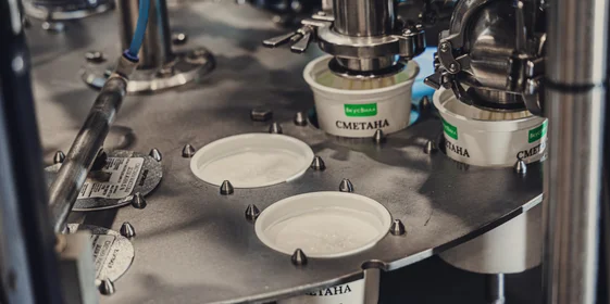 Готовую сметану фасуют, закрывают крышкой и отправляют на склад