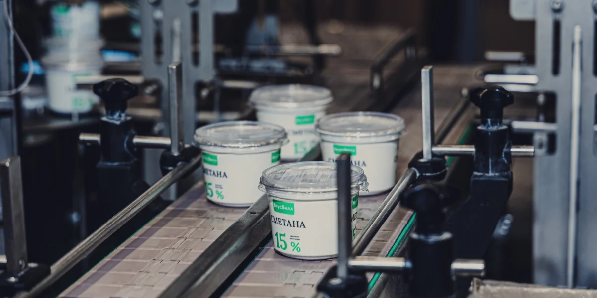 Готовую сметану фасуют, закрывают крышкой и отправляют на склад