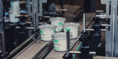 Готовую сметану фасуют, закрывают крышкой и отправляют на склад