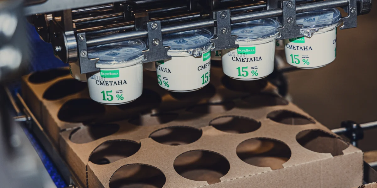 Готовую сметану фасуют, закрывают крышкой и отправляют на склад