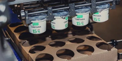 Готовую сметану фасуют, закрывают крышкой и отправляют на склад