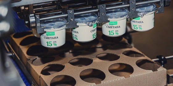 Готовую сметану фасуют, закрывают крышкой и отправляют на склад