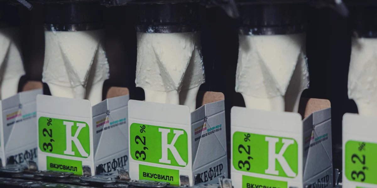 Кефир готовится шесть часов. Затем его разливают в пакеты