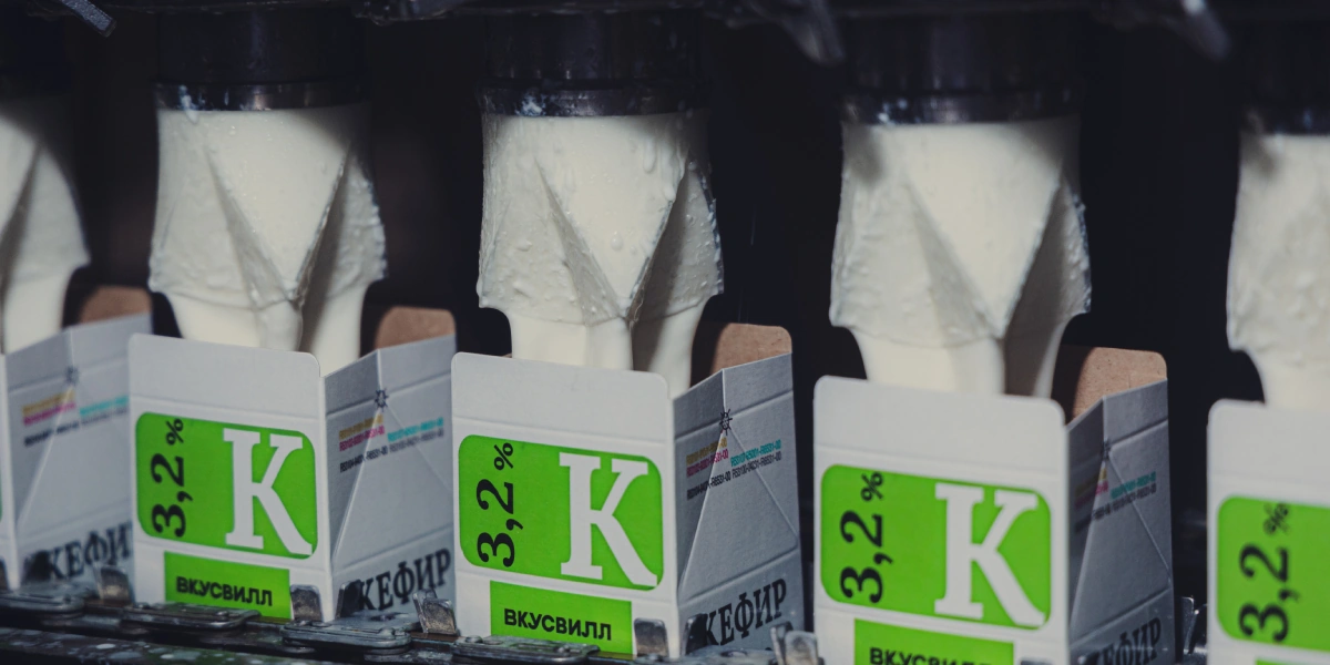 Кефир готовится шесть часов. Затем его разливают в пакеты