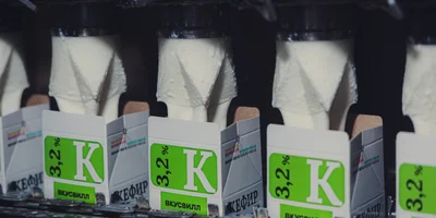 Кефир готовится шесть часов. Затем его разливают в пакеты