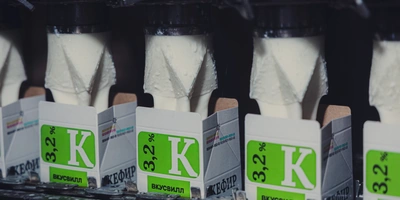 Кефир готовится шесть часов. Затем его разливают в пакеты