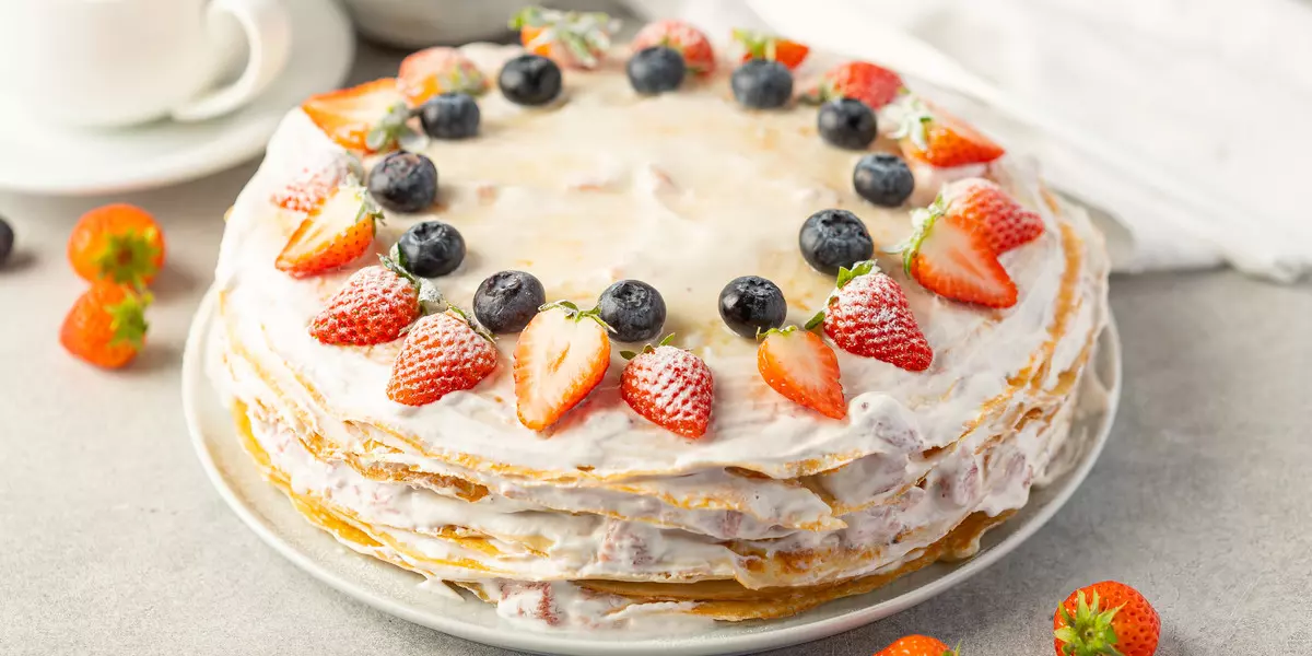 Блинный торт с творожным кремом и ягодами