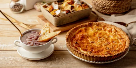 Луковый суп, киш лорен, кофе с сыром и ещё 6 рецептов французской кухни