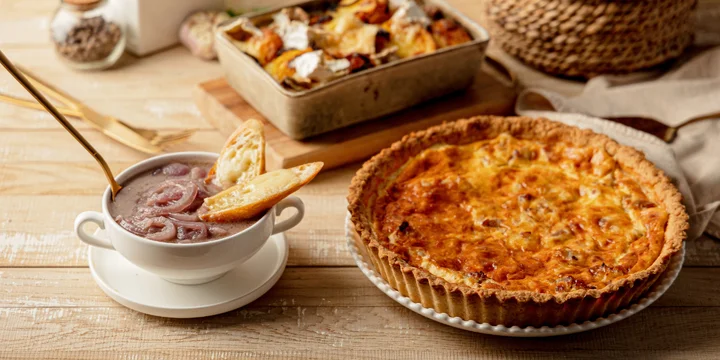 Луковый суп, киш лорен, кофе с сыром и ещё 6 рецептов французской кухни