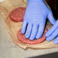 Говяжьими замороженными котлетами Сгоряча обеспечивает поставщик, который готовит их под нужный ВкусВиллу вес и размер