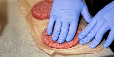 Говяжьими замороженными котлетами Сгоряча обеспечивает поставщик, который готовит их под нужный ВкусВиллу вес и размер