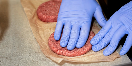 Говяжьими замороженными котлетами Сгоряча обеспечивает поставщик, который готовит их под&nbsp;нужный ВкусВиллу вес и&nbsp;размер