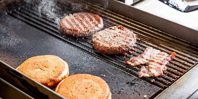 Все ингредиенты для&nbsp;бургера дефростируют заранее, исходя из&nbsp;плана смены, а потом обжаривают или подогревают на&nbsp;гриле, когда покупатель сделал заказ