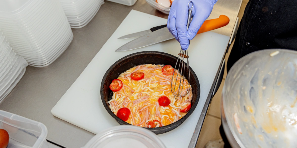 Одного омлета покупателям доступно три вида: с&nbsp;ветчиной и&nbsp;томатами, с&nbsp;беконом и&nbsp;ветчиной, с&nbsp;брокколи