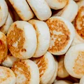 Одно из популярных блюд среди покупателей ВкусВилла — сырники. И сделать выбор довольно сложно, ведь в каталоге для заказа доступны как классические сырники, так и с начинками: вишня или малина