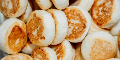 Одно из популярных блюд среди покупателей ВкусВилла — сырники. И сделать выбор довольно сложно, ведь в каталоге для заказа доступны как классические сырники, так и с начинками: вишня или малина