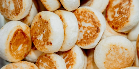 Одно из&nbsp;популярных блюд среди покупателей ВкусВилла — сырники. И&nbsp;сделать выбор довольно сложно, ведь в&nbsp;каталоге для&nbsp;заказа доступны как классические сырники, так и&nbsp;с&nbsp;начинками: вишня или малина