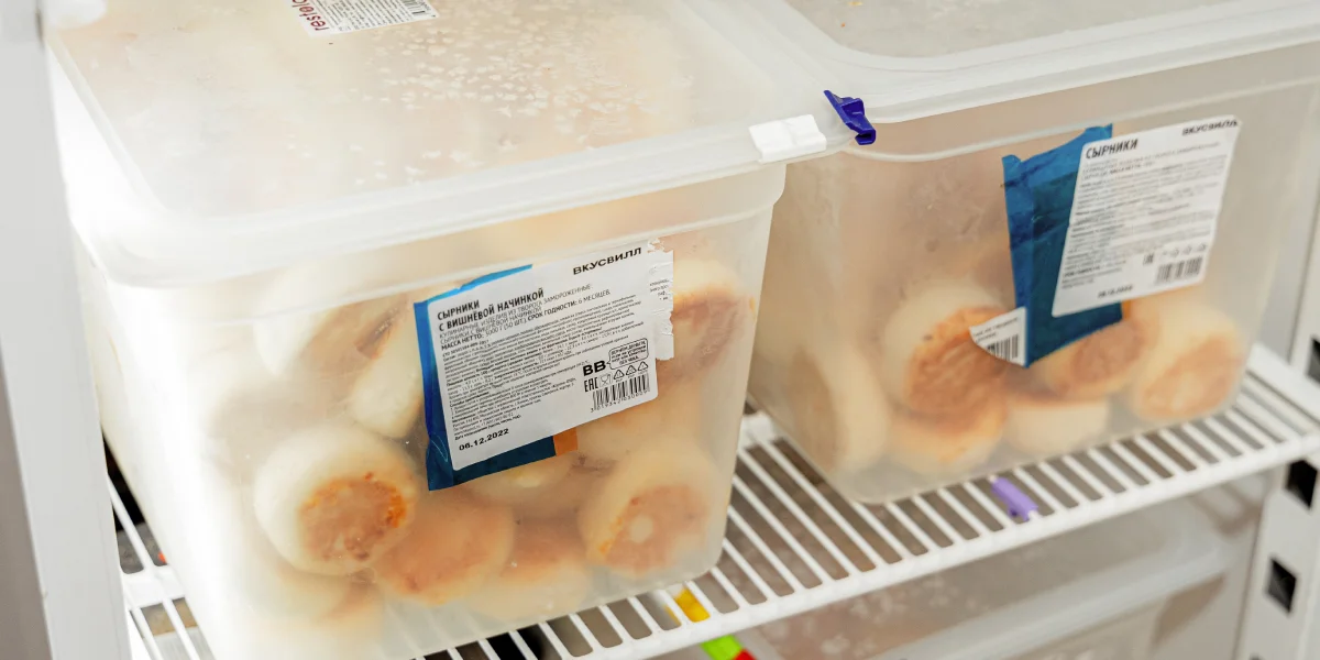 Сырники в замороженном виде привозят поставщики ВкусВилла сразу трёхкилограммовыми упаковками. При поступлении заказа от покупателя, блюдо доводят до кулинарной готовности в печи