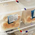 Сырники в замороженном виде привозят поставщики ВкусВилла сразу трёхкилограммовыми упаковками. При поступлении заказа от покупателя, блюдо доводят до кулинарной готовности в печи