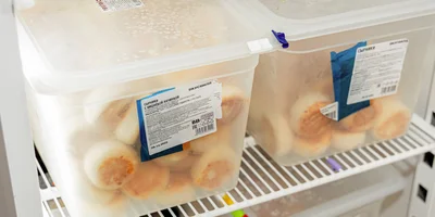 Сырники в замороженном виде привозят поставщики ВкусВилла сразу трёхкилограммовыми упаковками. При поступлении заказа от покупателя, блюдо доводят до кулинарной готовности в печи