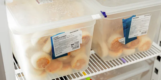 Сырники в замороженном виде привозят поставщики ВкусВилла сразу трёхкилограммовыми упаковками. При поступлении заказа от покупателя, блюдо доводят до кулинарной готовности в печи