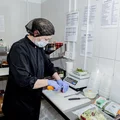 Все салаты готовят прямо на кухне даркстора из продуктов из ассортимента ВкусВилла
