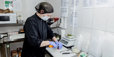 Все салаты готовят прямо на кухне даркстора из продуктов из ассортимента ВкусВилла