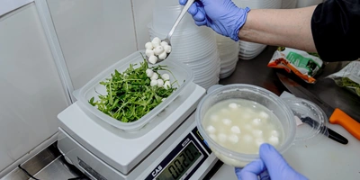 Процесс приготовления салата с&nbsp;томатами черри и&nbsp;мини-моцареллой