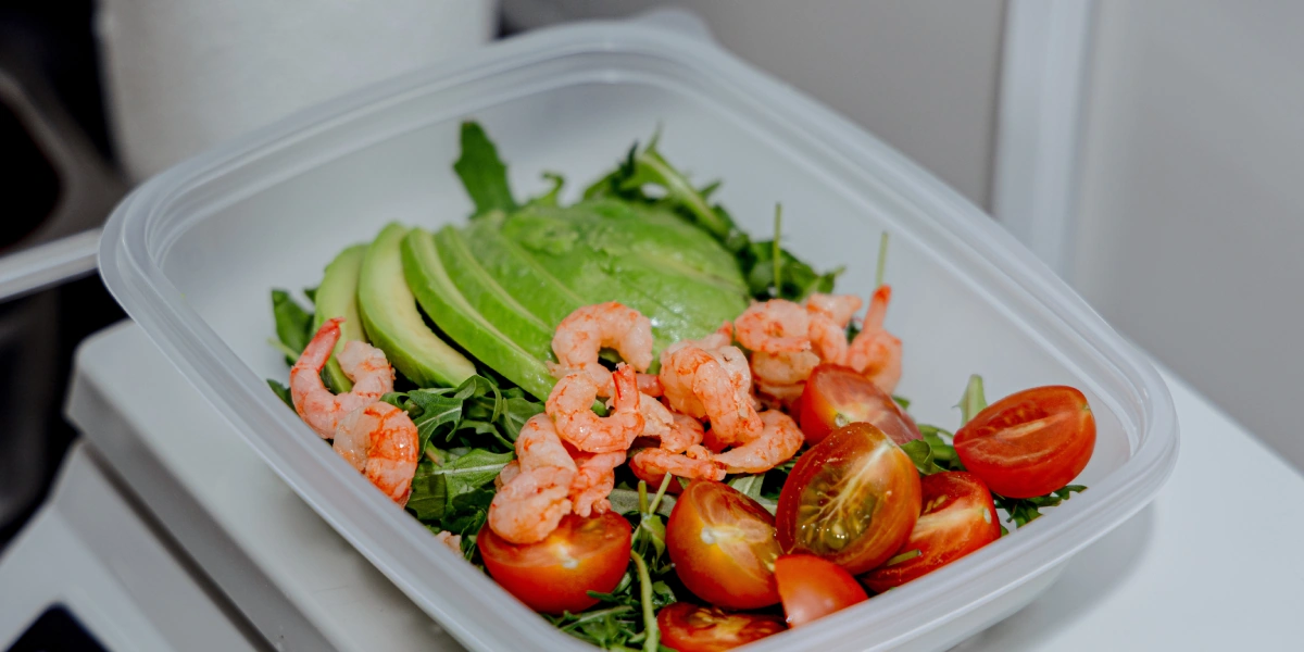 Салат с&nbsp;северной креветкой и&nbsp;авокадо