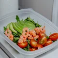 Салат с северной креветкой и авокадо