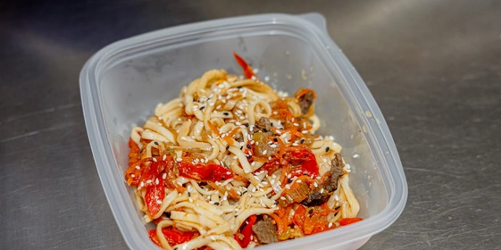 Все кухни мира объединены в&nbsp;нашем дарксторе. Так, к&nbsp;примеру, недавно в&nbsp;ассортименте Сгоряча появилось азиатское блюдо — вок с&nbsp;разнообразными начинками