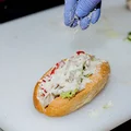 Новички каталога — хот-доги с разнообразными начинками: классический, мясной, цезарь и суздальский. Последний обязан своим названием обилию огурцов в составе, как свежих, так и солёных. А где, как не в Суздале, существует собственный праздник под названием «День огурца»