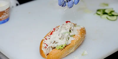 Новички каталога — хот-доги с разнообразными начинками: классический, мясной, цезарь и суздальский. Последний обязан своим названием обилию огурцов в составе, как свежих, так и солёных. А где, как не в Суздале, существует собственный праздник под названием «День огурца»