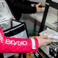 В тепловой витрине, где поддерживается постоянная температура +65 градусов, заказ ожидает курьера. Покупателю блюдо доставляется в термосумке