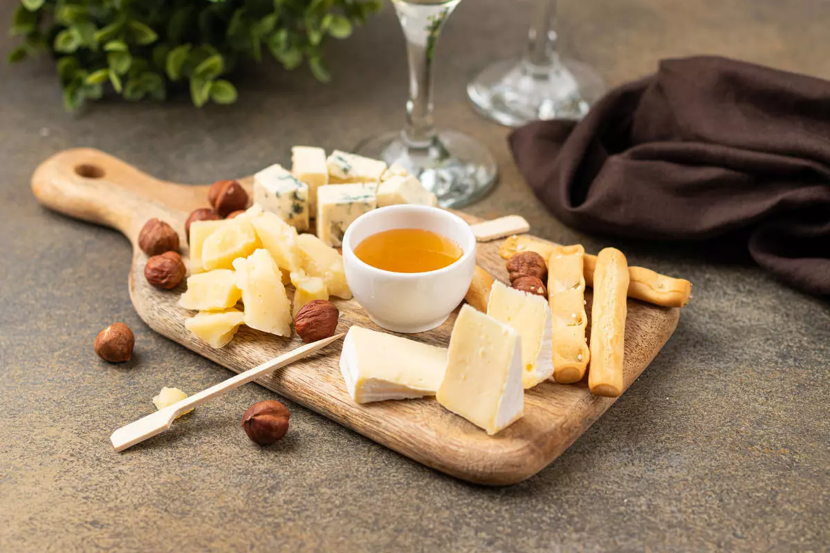 Сыр и мёд: как выбрать сочетания и подать сырную тарелку | Новости и статьи  ВкусВилл: Москва и область