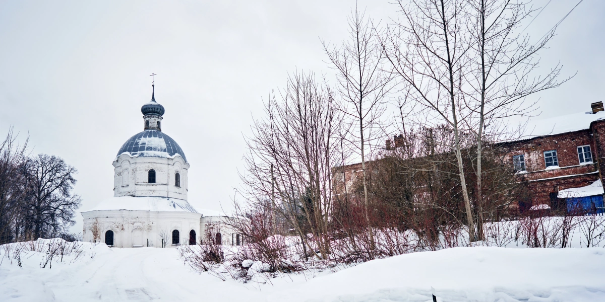Рядом с&nbsp;шоколадной фабрикой находится храм, возведённый в&nbsp;конце XVIII века вместо&nbsp;деревянной церкви. Позже к&nbsp;нему пристроили трапезную — она справа на&nbsp;фотографии