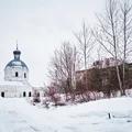 Рядом с шоколадной фабрикой находится храм, возведённый в конце XVIII века вместо деревянной церкви. Позже к нему пристроили трапезную — она справа на фотографии